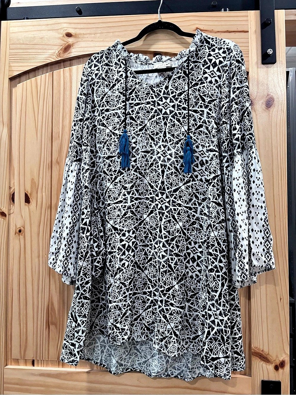 Ariat Geometric Tunic in Black & White Size Large